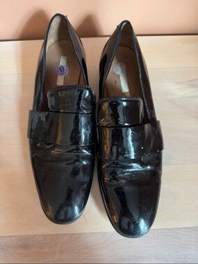 Women’s size 8 Classic Patent Leather Loafers - Black